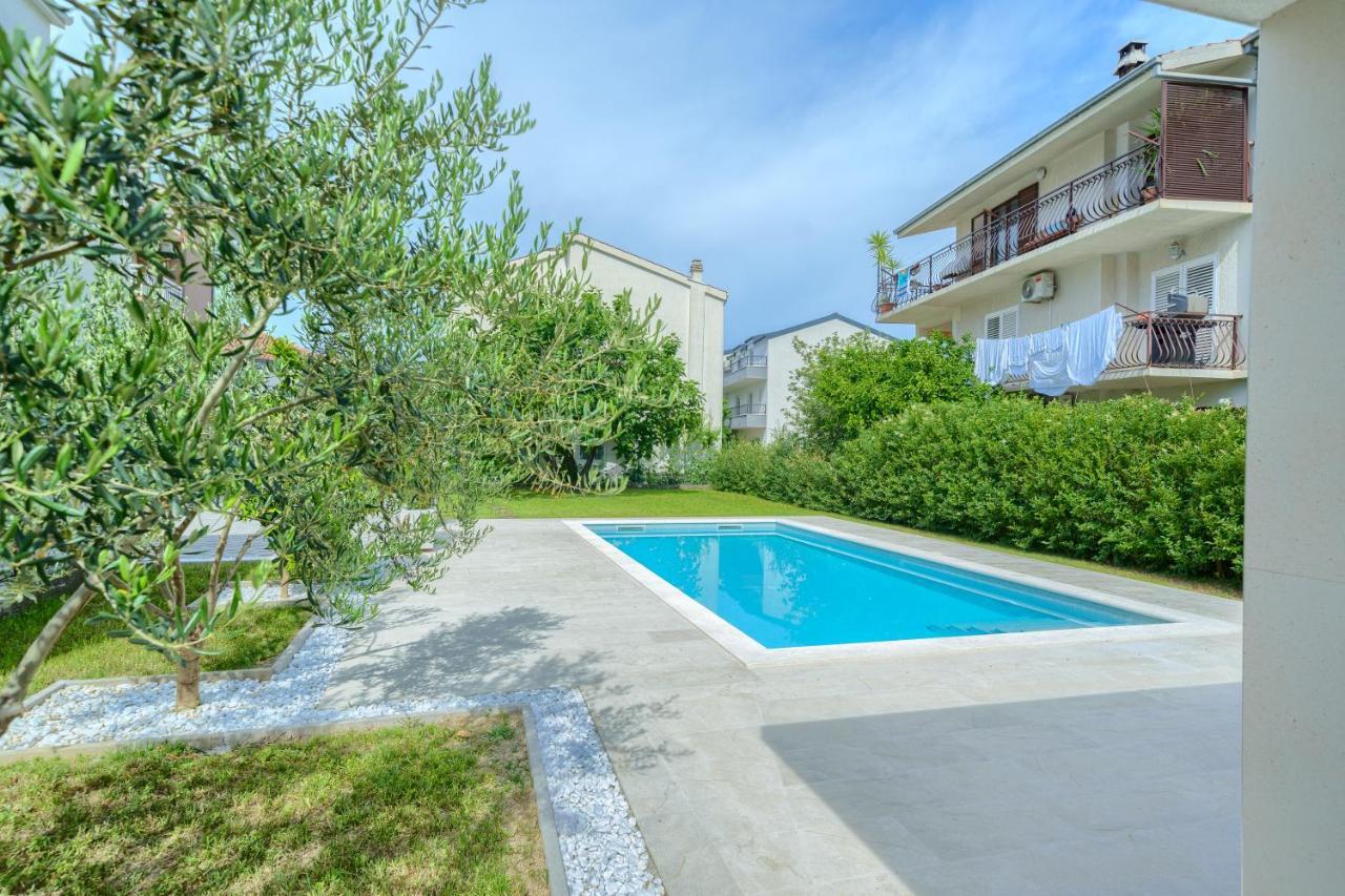 Cozy New Apartments With Private Pool Podstrana