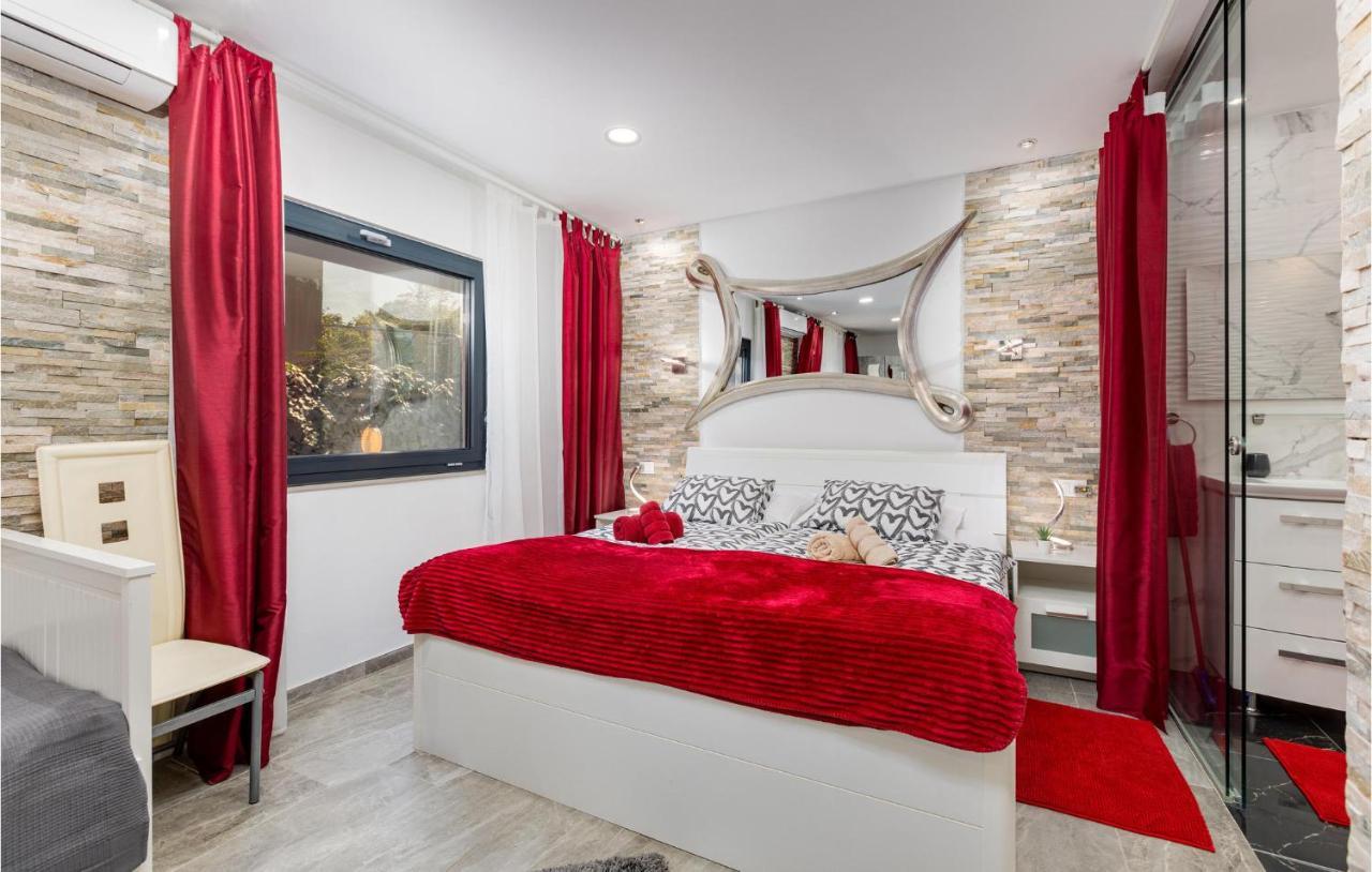 Nice Home In Vantacici With Wifi