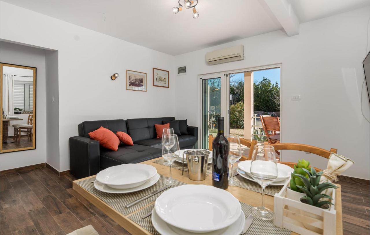 Gorgeous Apartment In Cres With Wifi
