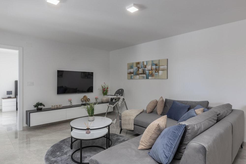 Spacious Pool Apartment Crikvenica