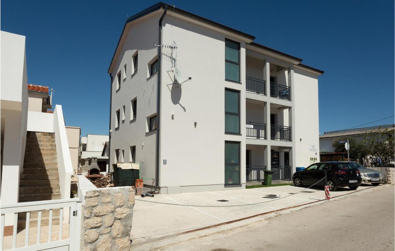 Lovely Apartment In Vir With Kitchen