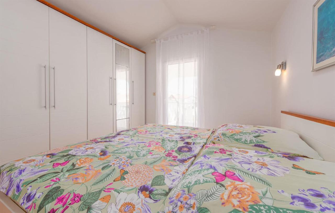 2 Bedroom Cozy Apartment In Vir