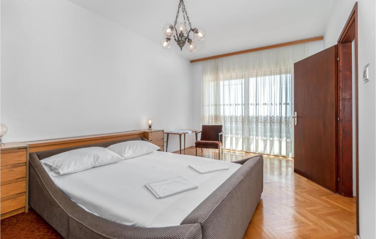 Cozy Apartment In Smrika With Wifi