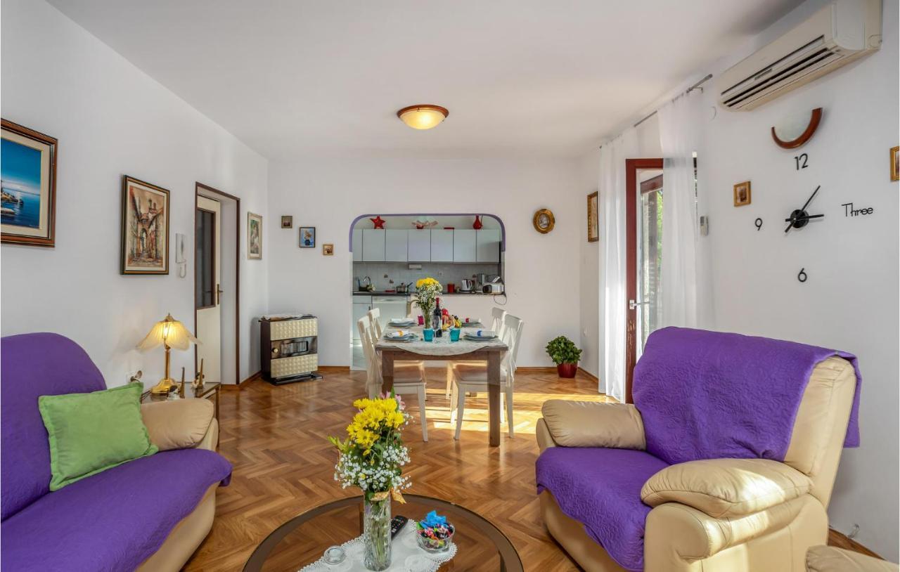 2 Bedroom Nice Apartment In Viskovo