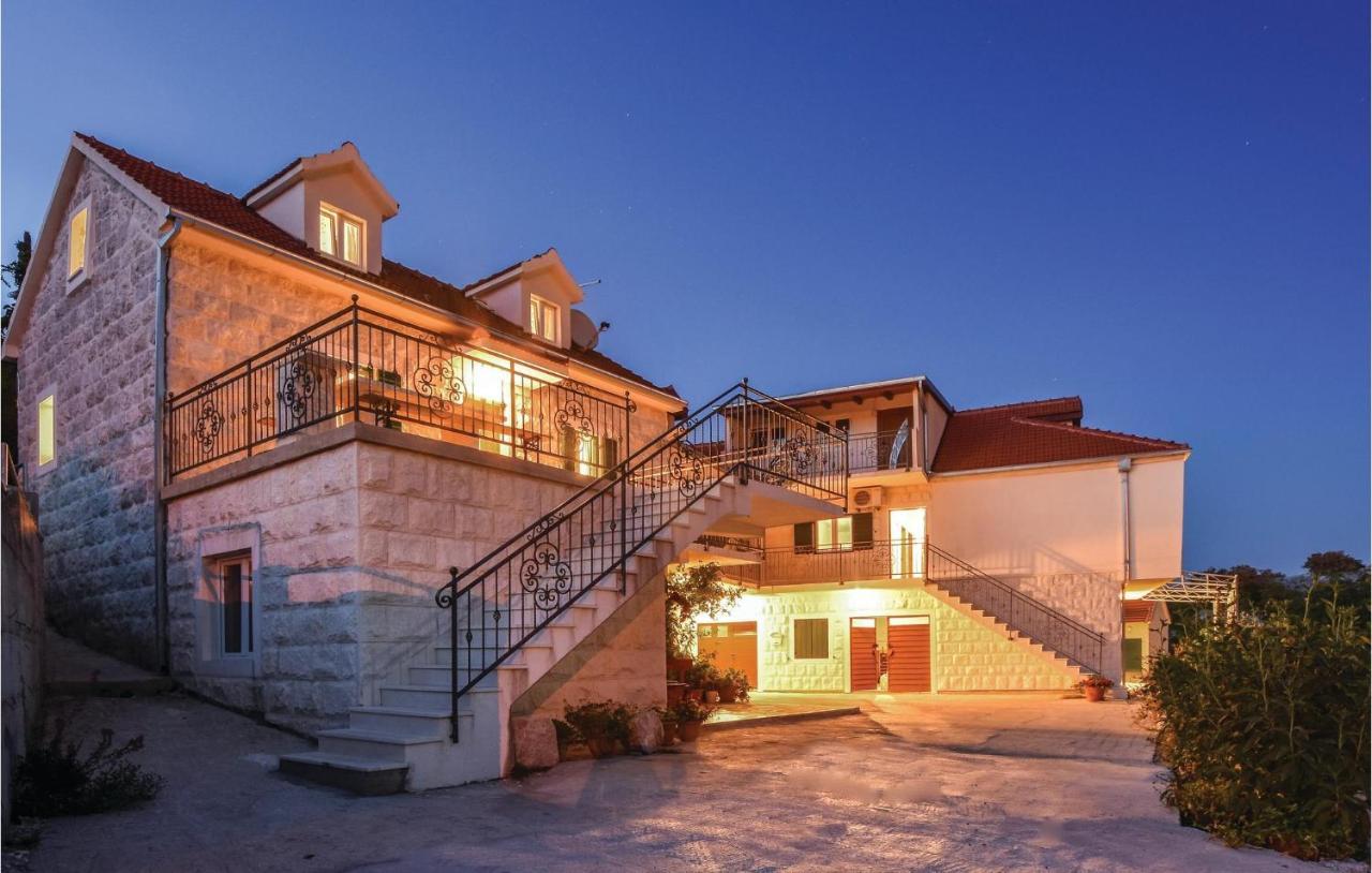 10 Bedroom Beautiful Home In Kucice