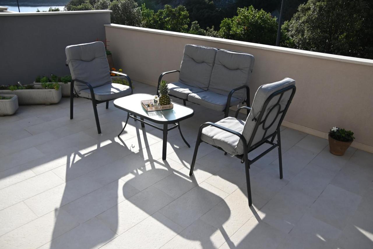 One Bedroom Apartment Zefir Near Stikovica Beach