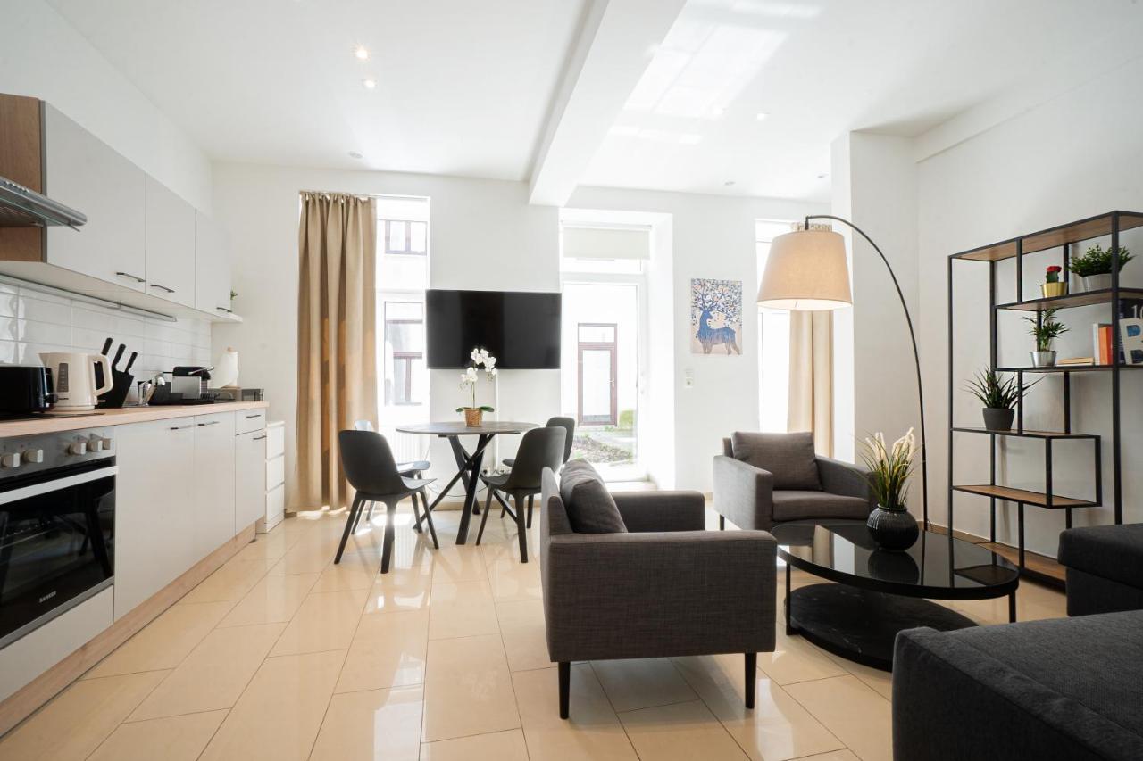 Modern & Lovely Apartment Next To Subway Station