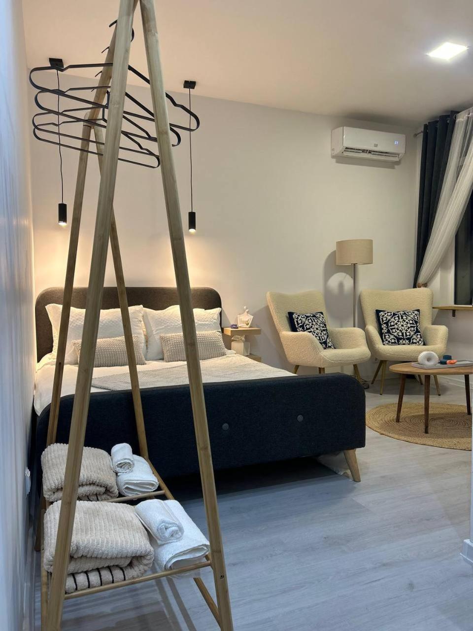 Pirotska Modern Room