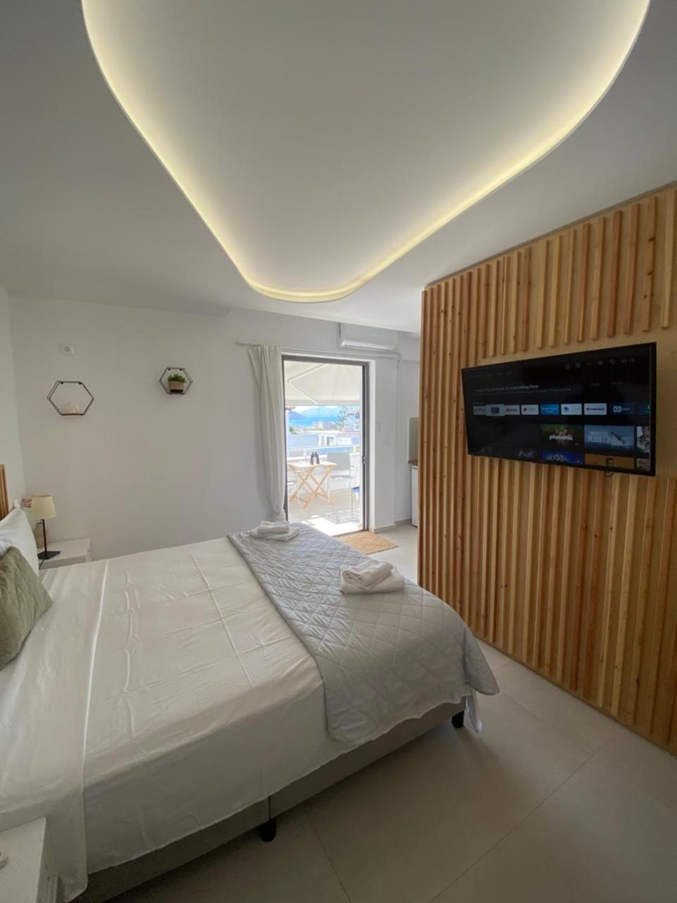 Serafina Suite Byartistunknown