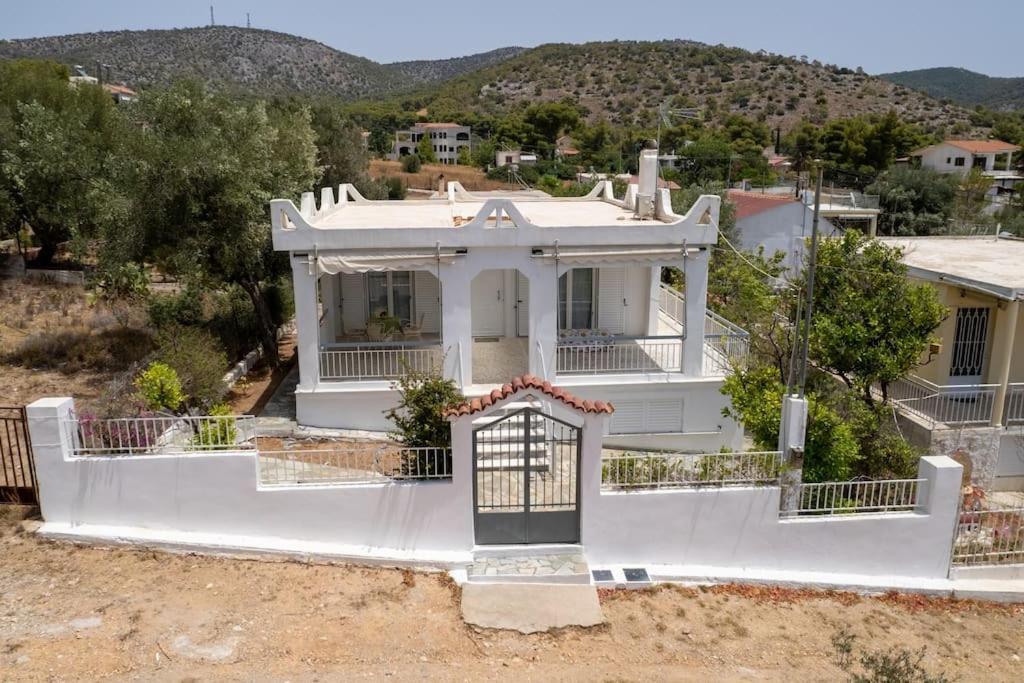 Manos Beach House Salamina