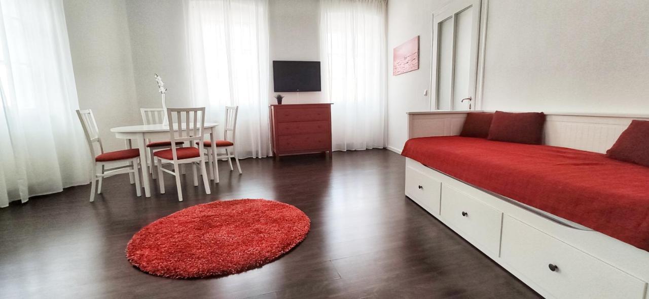 Helle Zweiraumwohnung In Wohngebiet