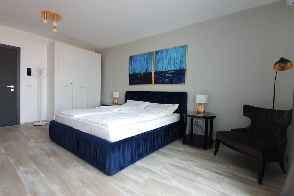 Riverside Apt & Private Parking, King Bed & Crib