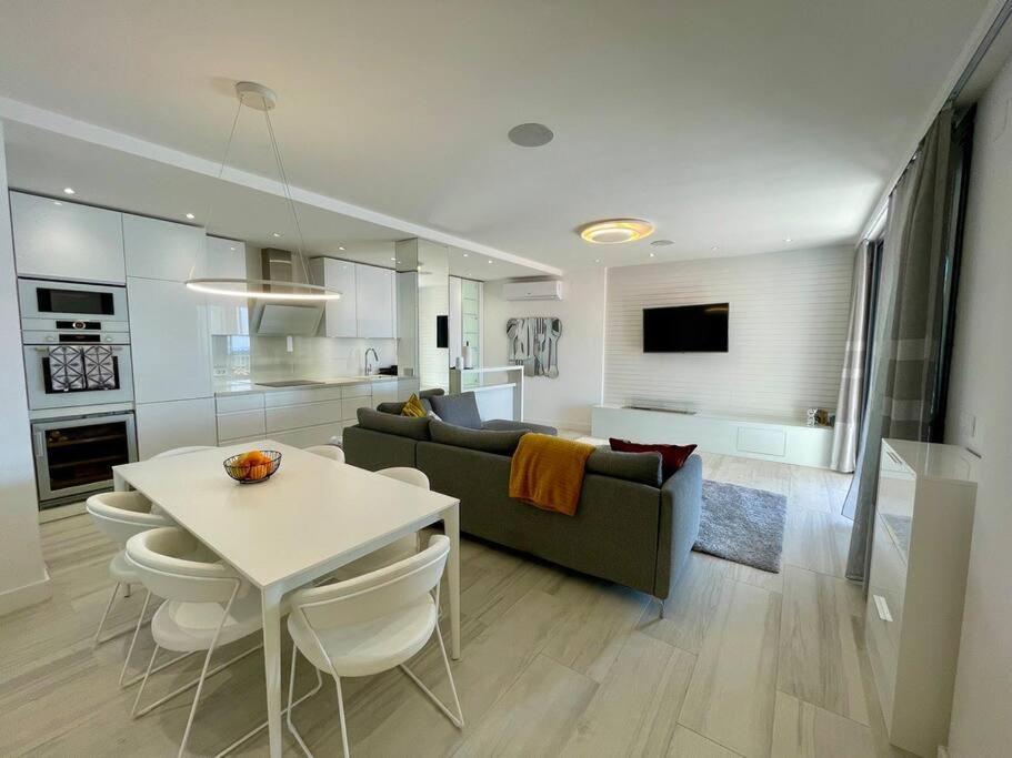 Spacious 2bdrm Apt. Luxeview4 Seaview
