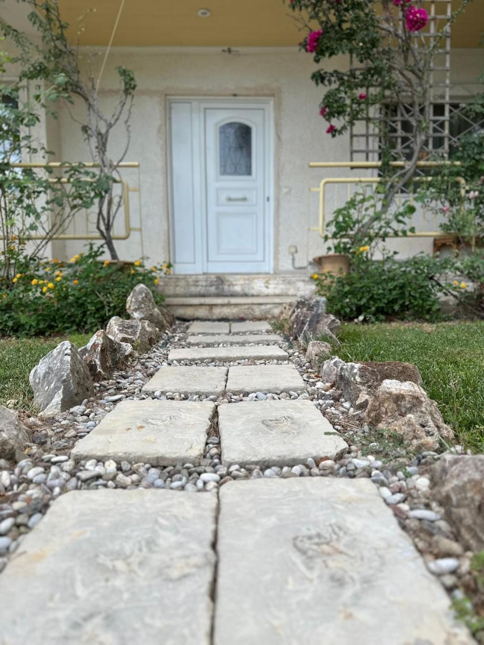 Apartment With Garden In Rafina