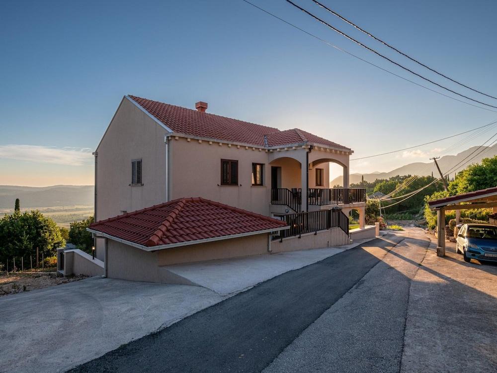 Spacious Home With Terrace & A View Of Nature