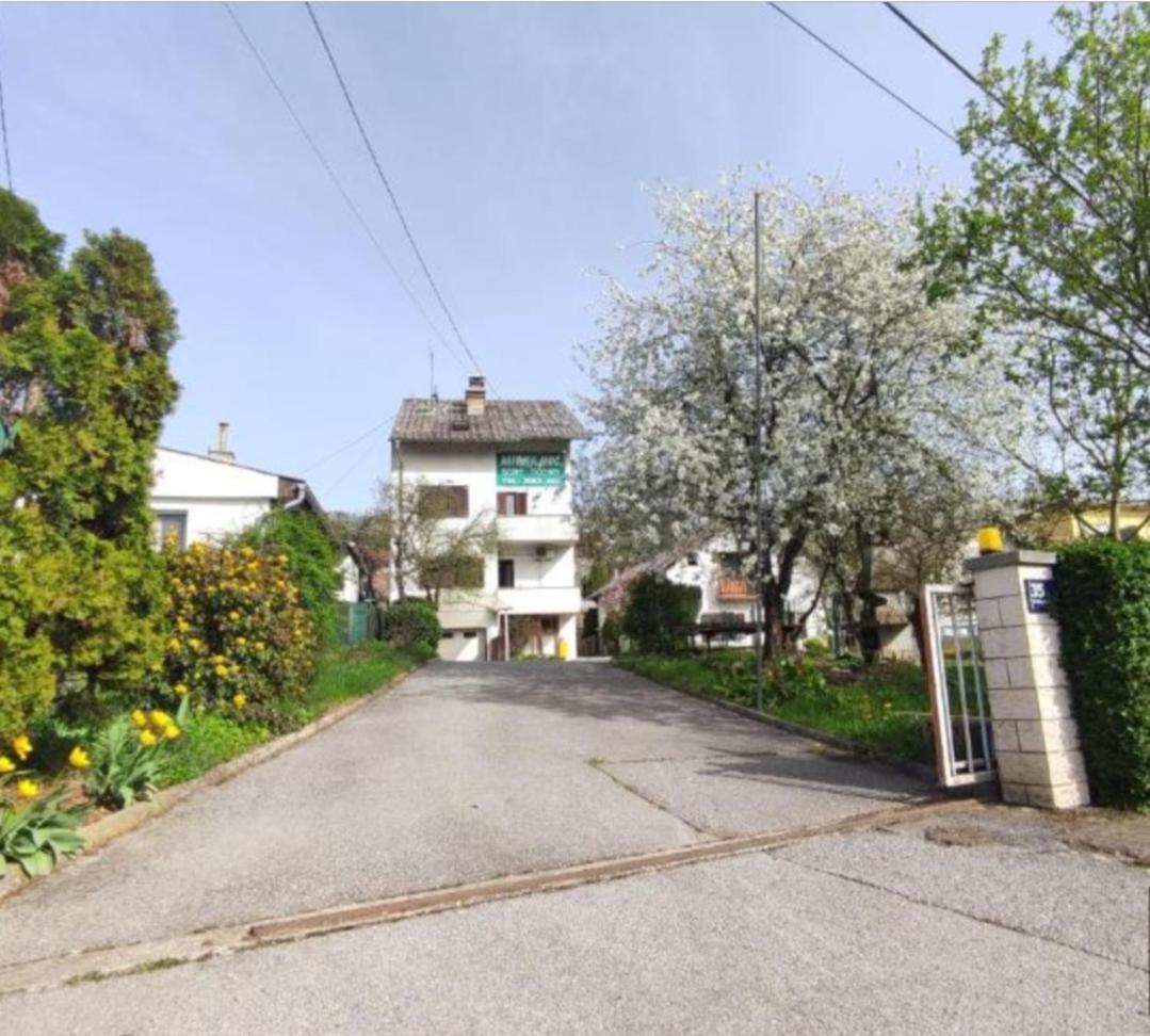 Mirna Noc, Soba S 2 Odvojena Kreveta