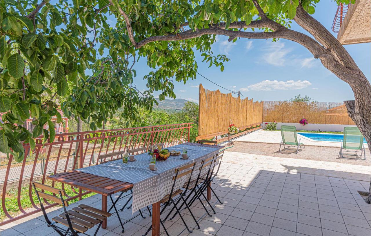 2 Bedroom Lovely Apartment In Danilo