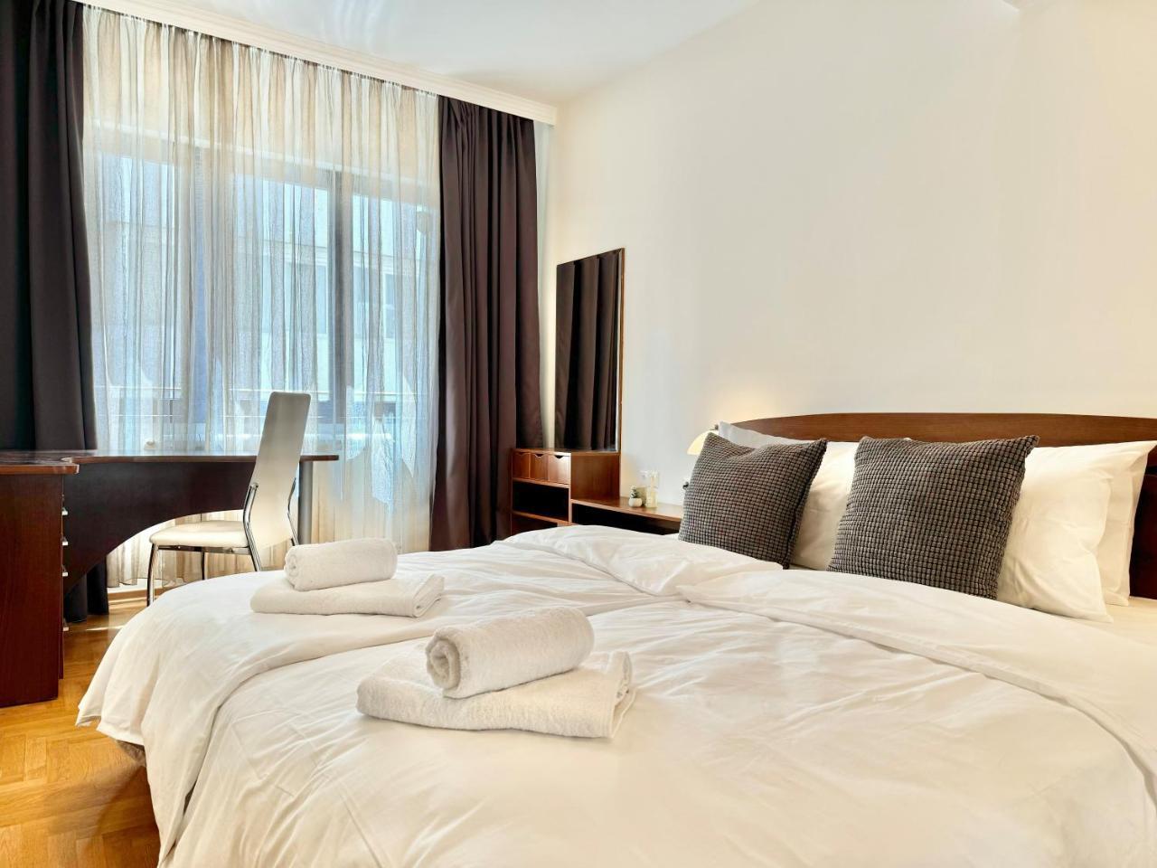 Central & Spacious Apart Next To National Palace Of Culture For 4 Guests