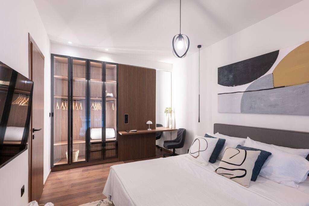 Aristo129 Stylish Urban Retreat Balcony by Metro