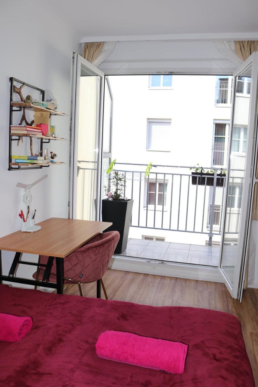 New City Terrace Apartment & Open Kitchen