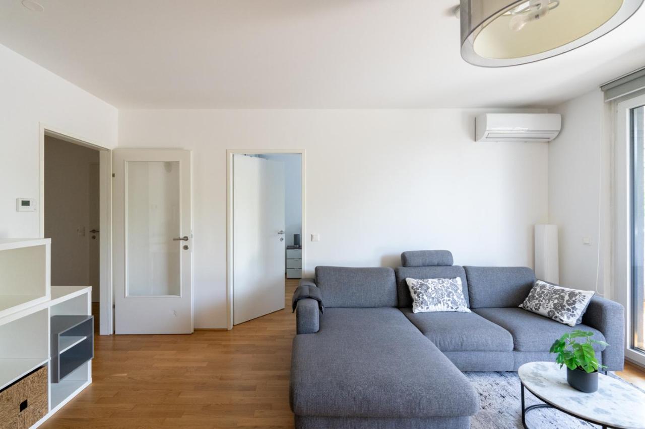 Near Lake Gorgeous Apartment With A Balcony