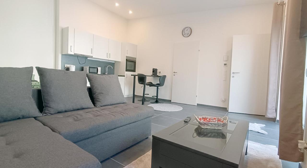 Cozy Apartment In Central Location With Free Parking