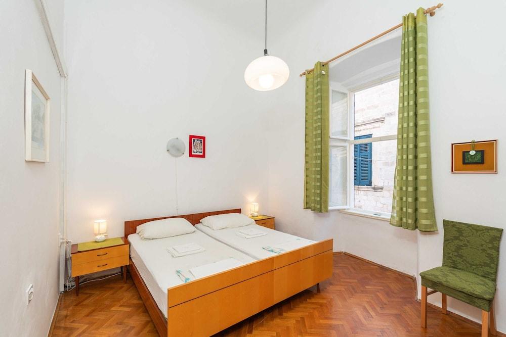 Three Stars Downtown Apartment