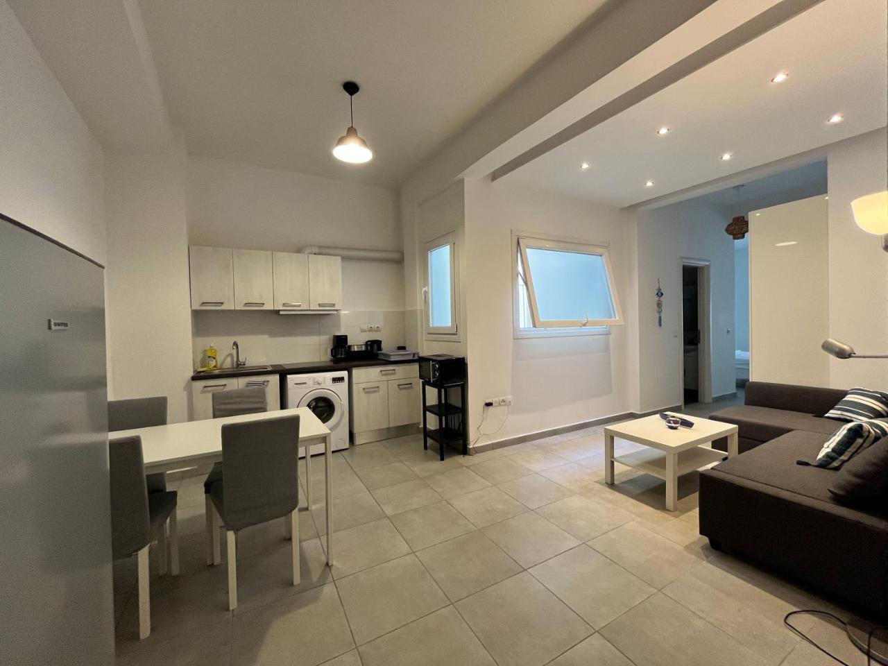 Mininal Omonoia Central Studio Apartment