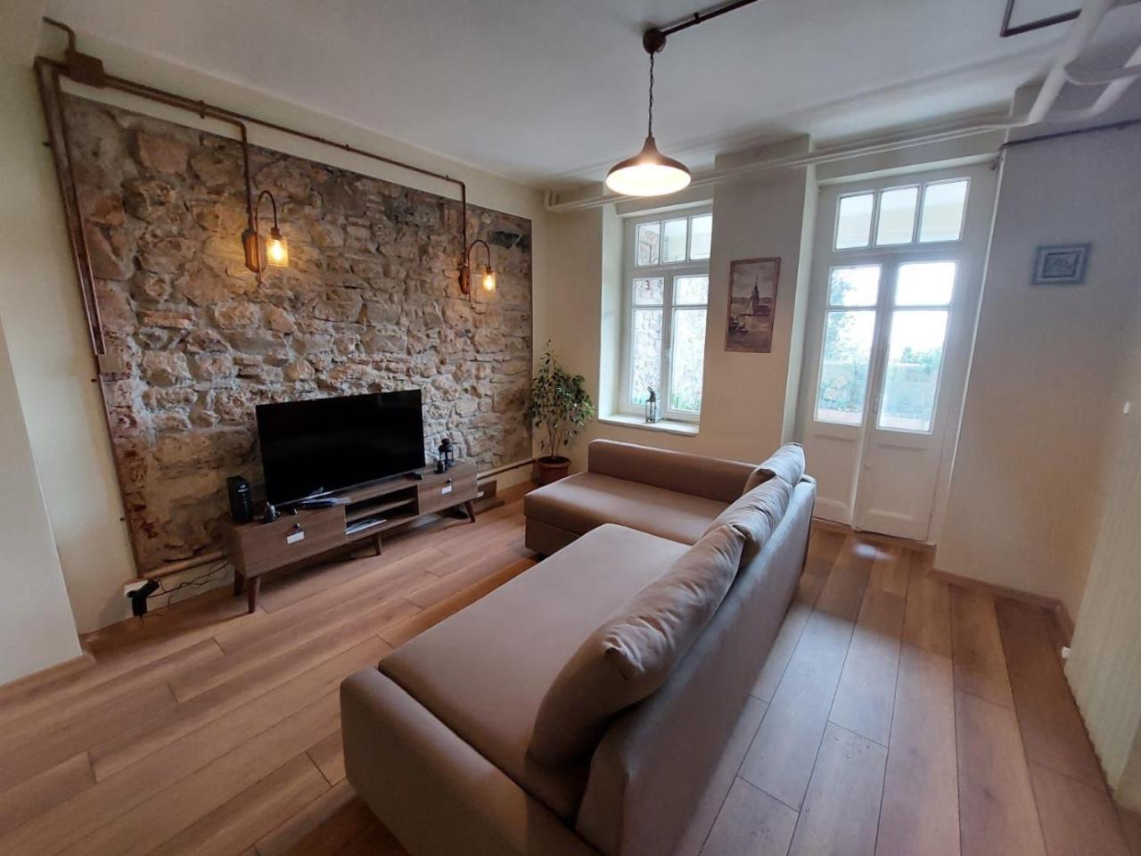 Stone Garden Apartment In The Heart Of The City