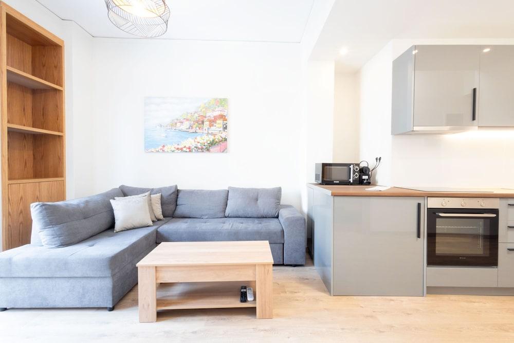 Modern 2-bedroom Gem Close To Metro