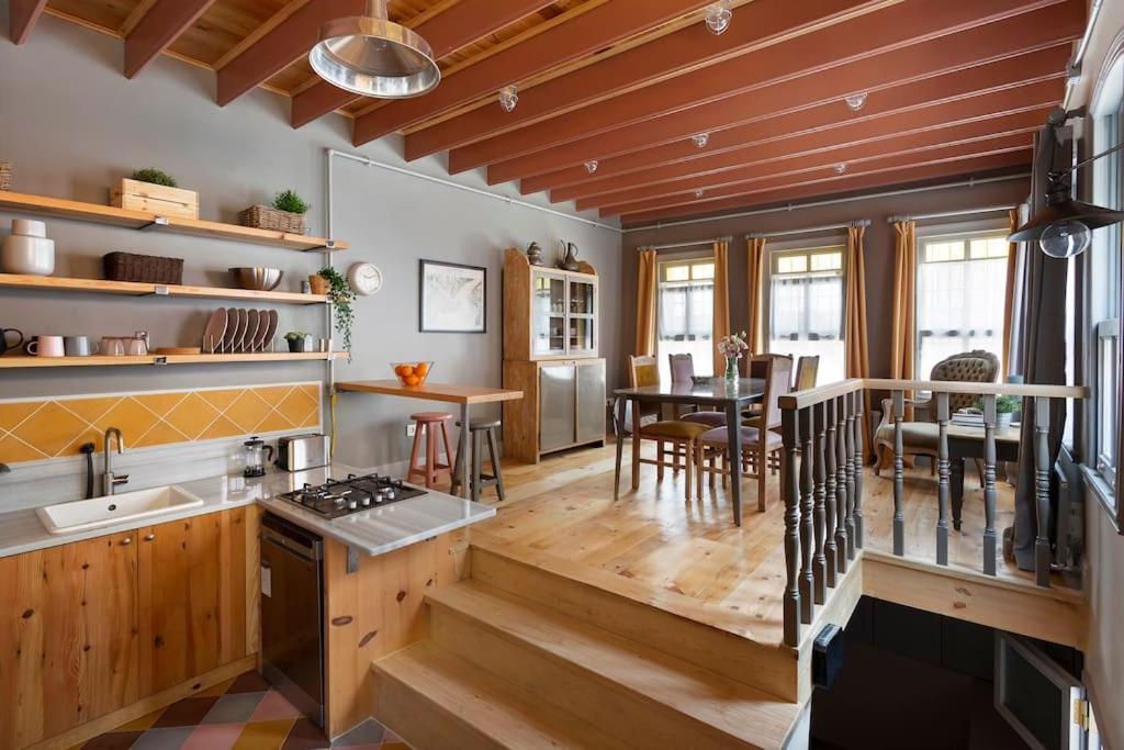 Tastefully Decorated House In Old City Rose