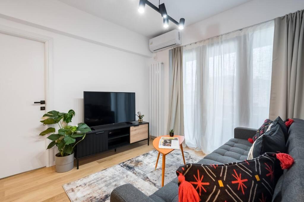 Sunny 2br Flat Top Location Charming Balcony