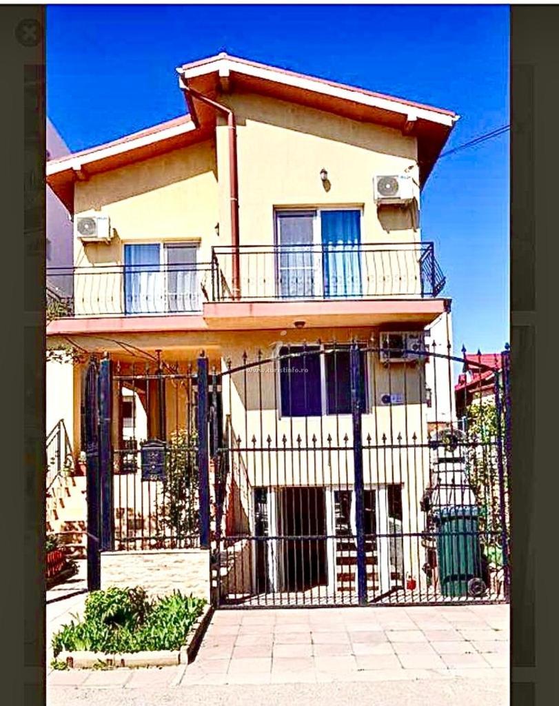 Alice House by Dor de Mare