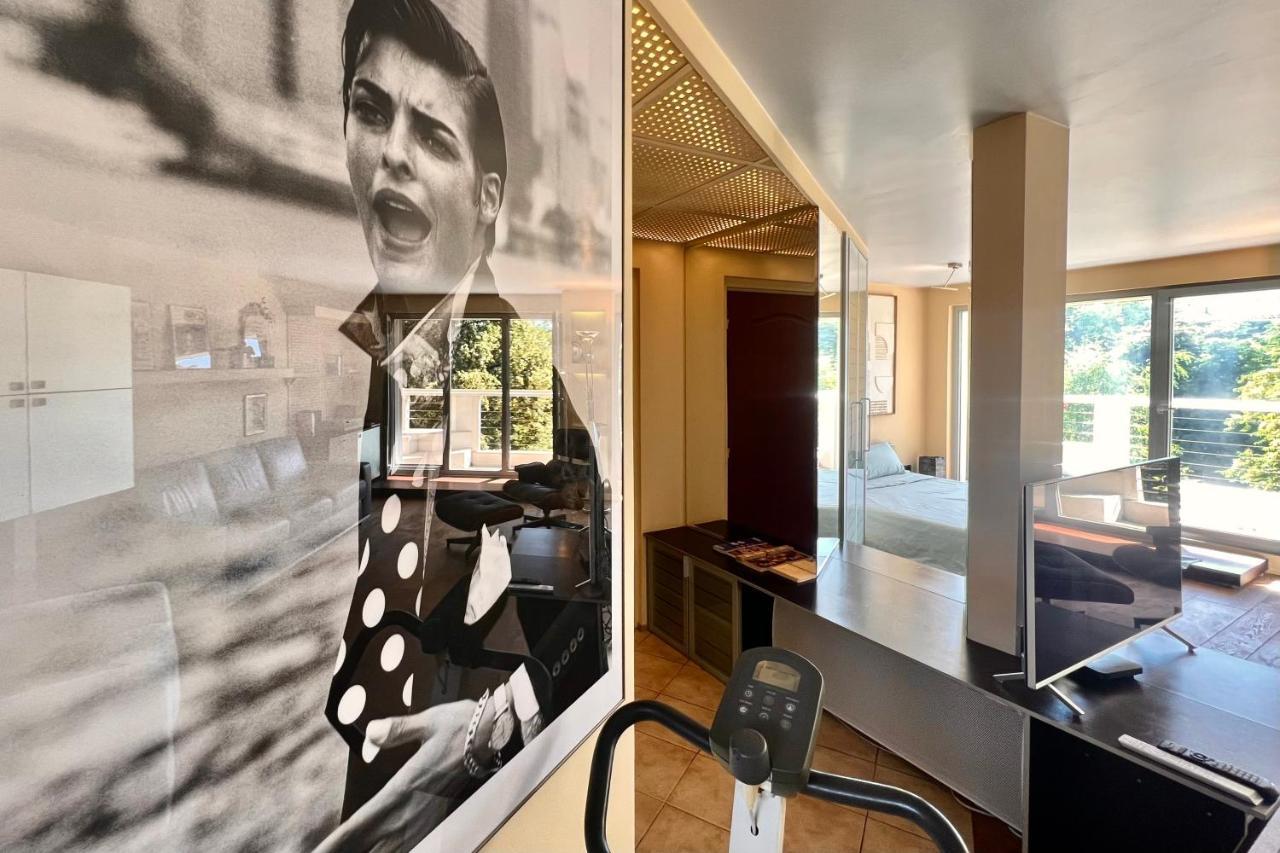 Nostalgic '90s Place Historical Center