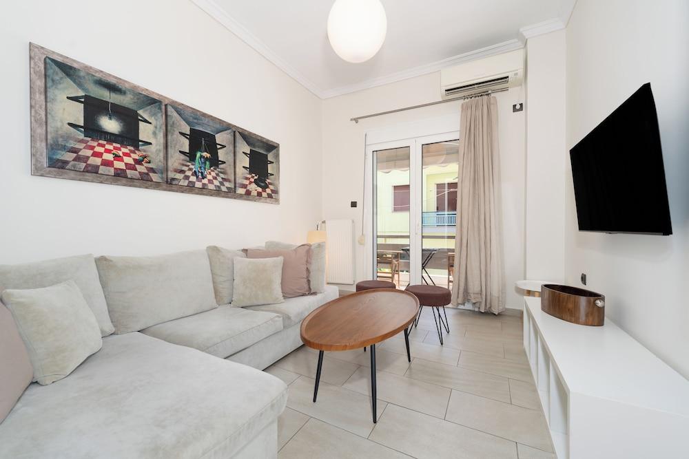 Modern Apartment In Thiseio With Balcony