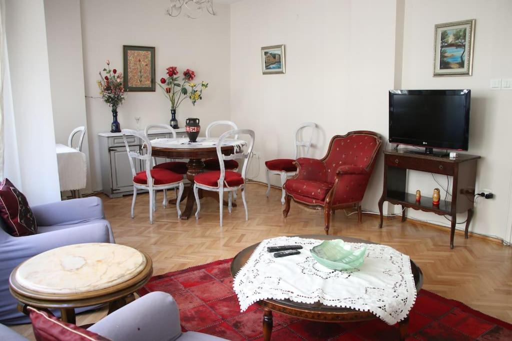 Spacious & Bright 2 Bedroom Flat On A Calm St