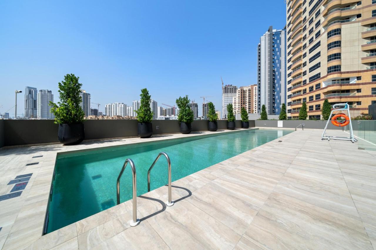 Waves Cityscape Balcony Views & Cozy Comfort In Dubai