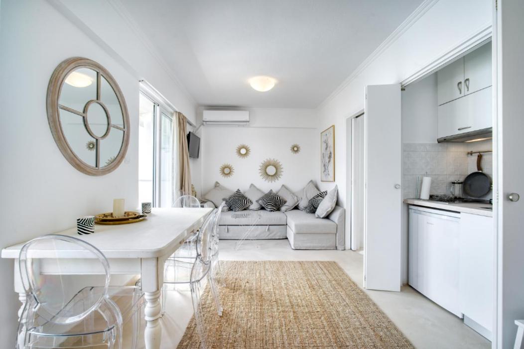 The Mirror Apartment With Large Sunny Balcony