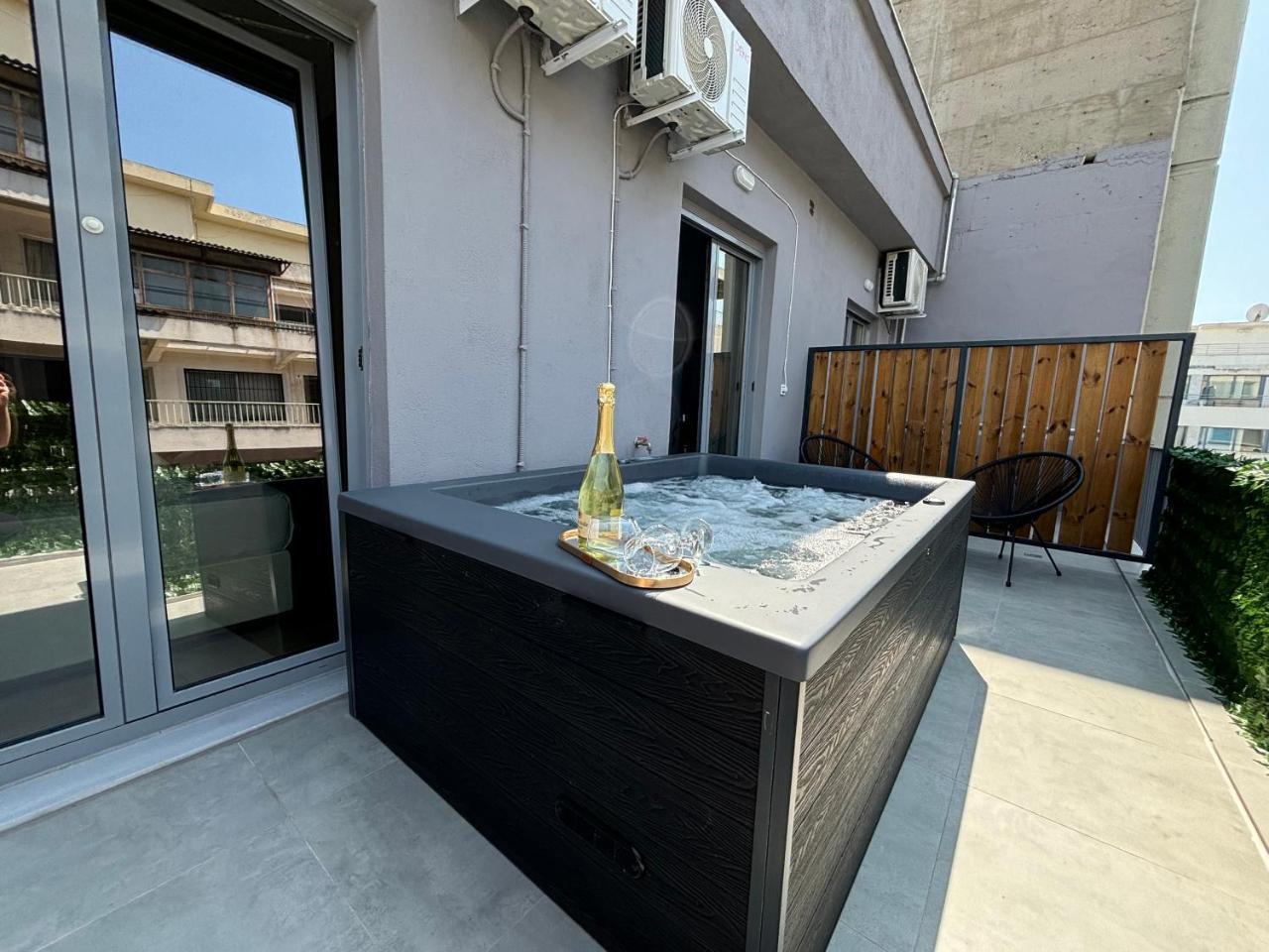 Aelia Jacuzzi Suite, The Luxury Suites