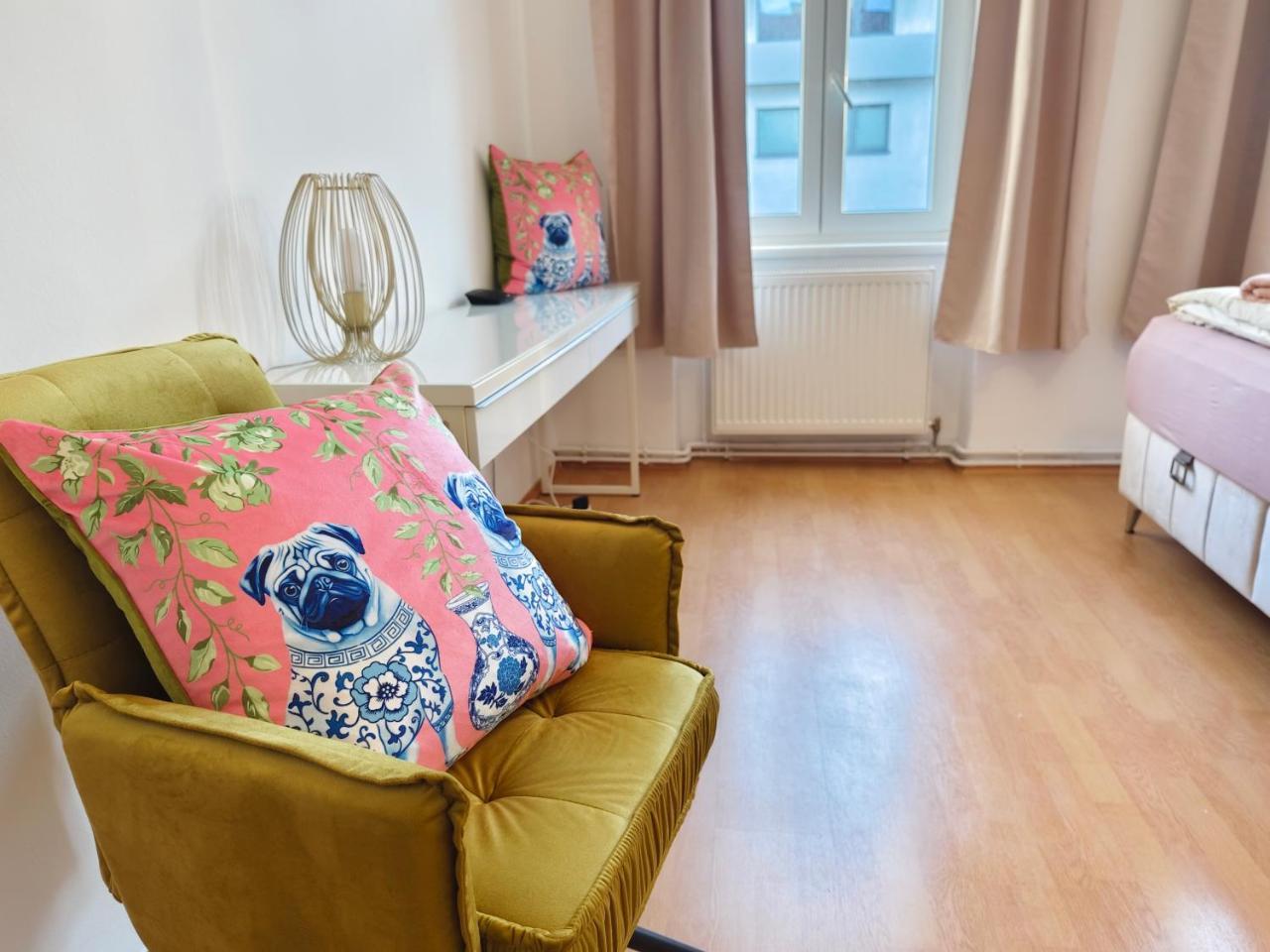 The Rose Apartment Near Schonbrunn Palace