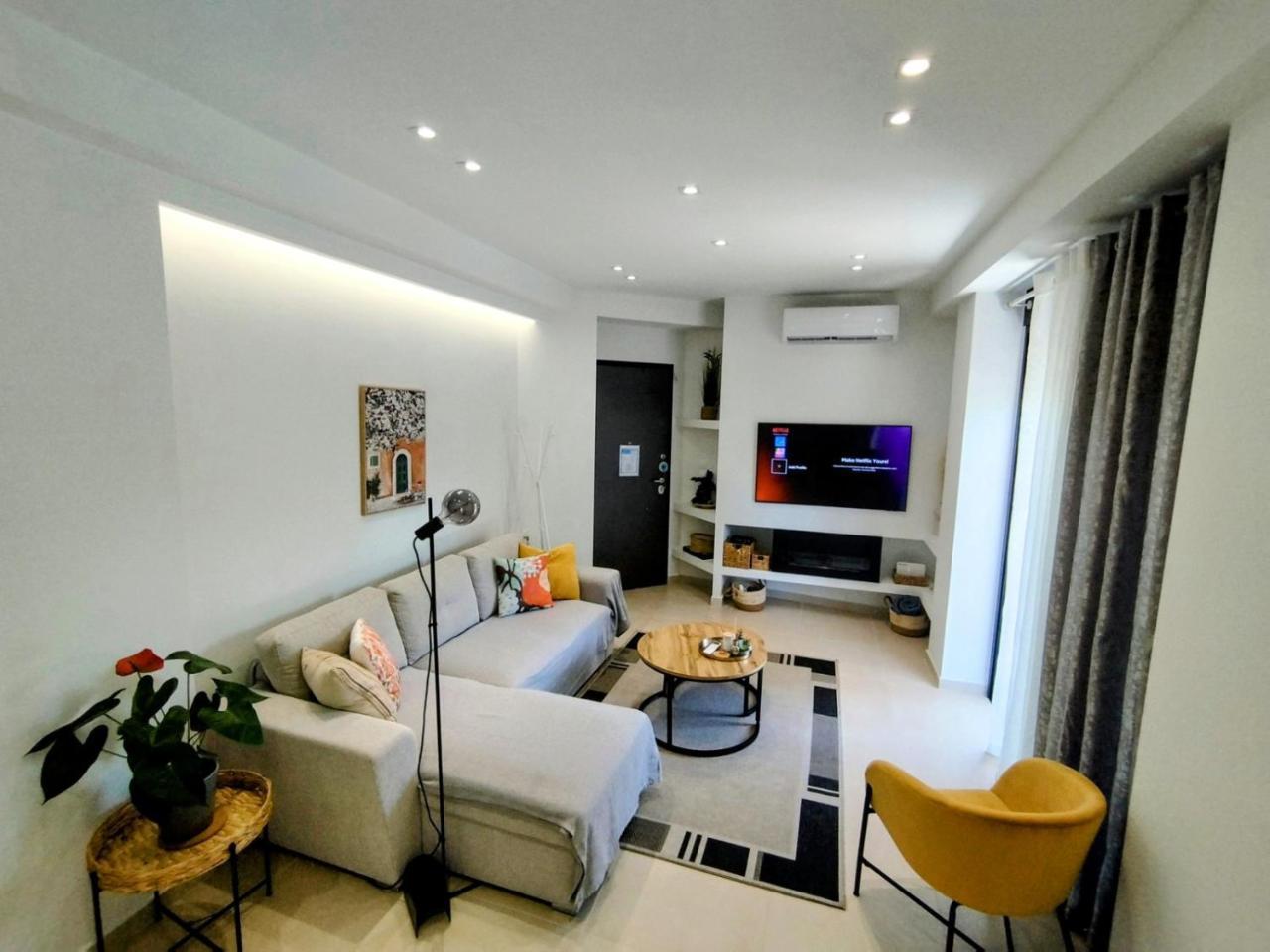 Floral Home 1 Ground Floor Apt With Courtyard & Private Parking!