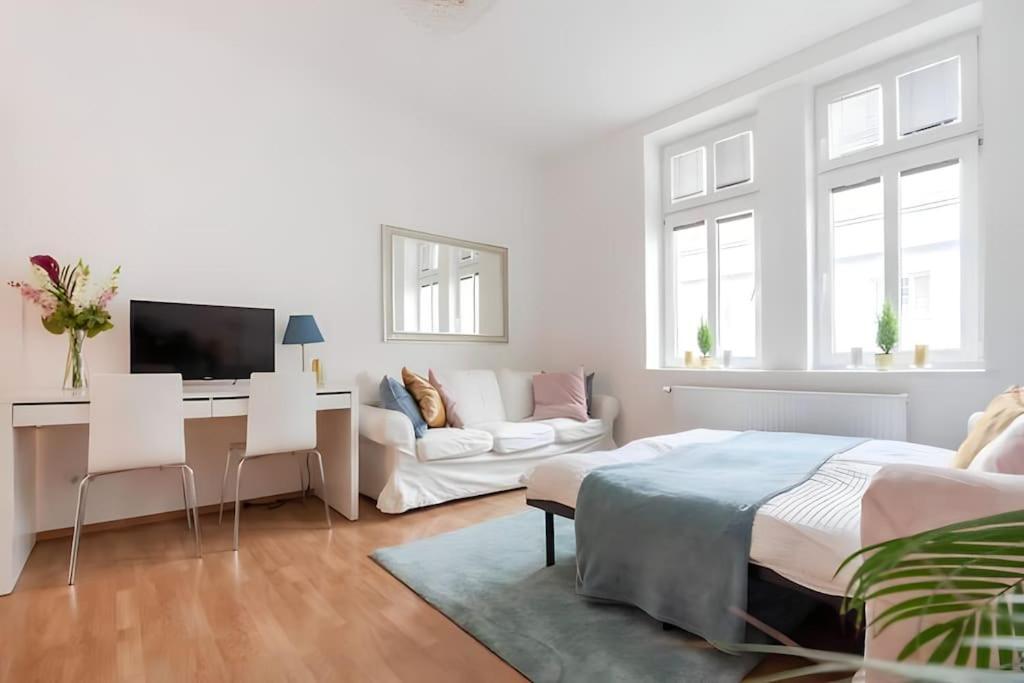 Next To Shopping Street & Subway Station, Few Minutes To Stephansplatz