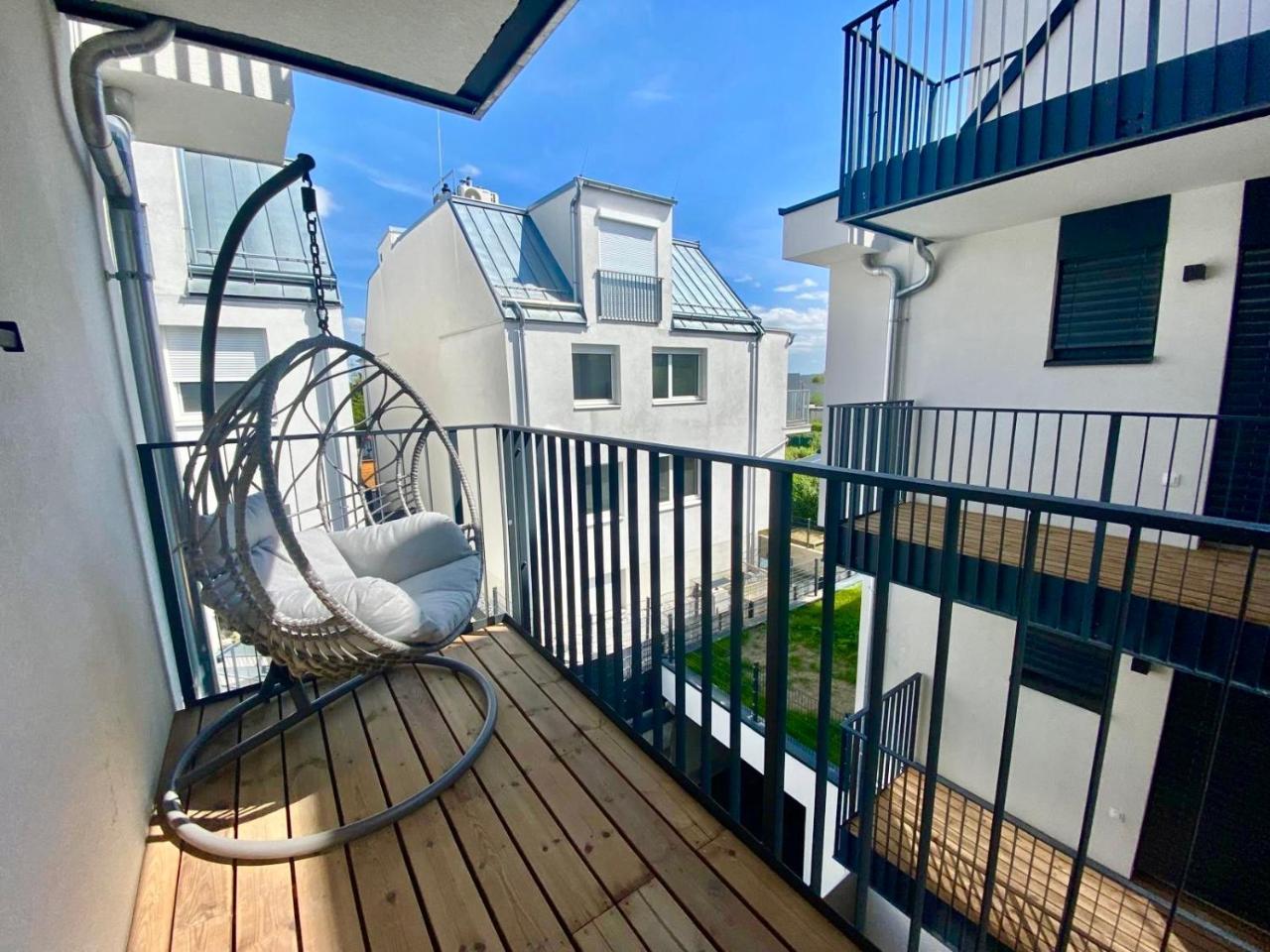 Modern Apartment With Balcony & Free Parking Nearby Metro