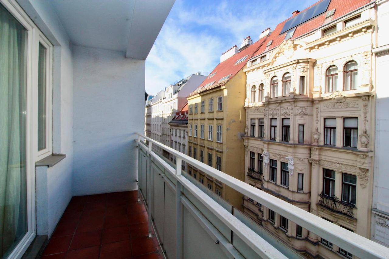 Balcony Apartment Next To Opera