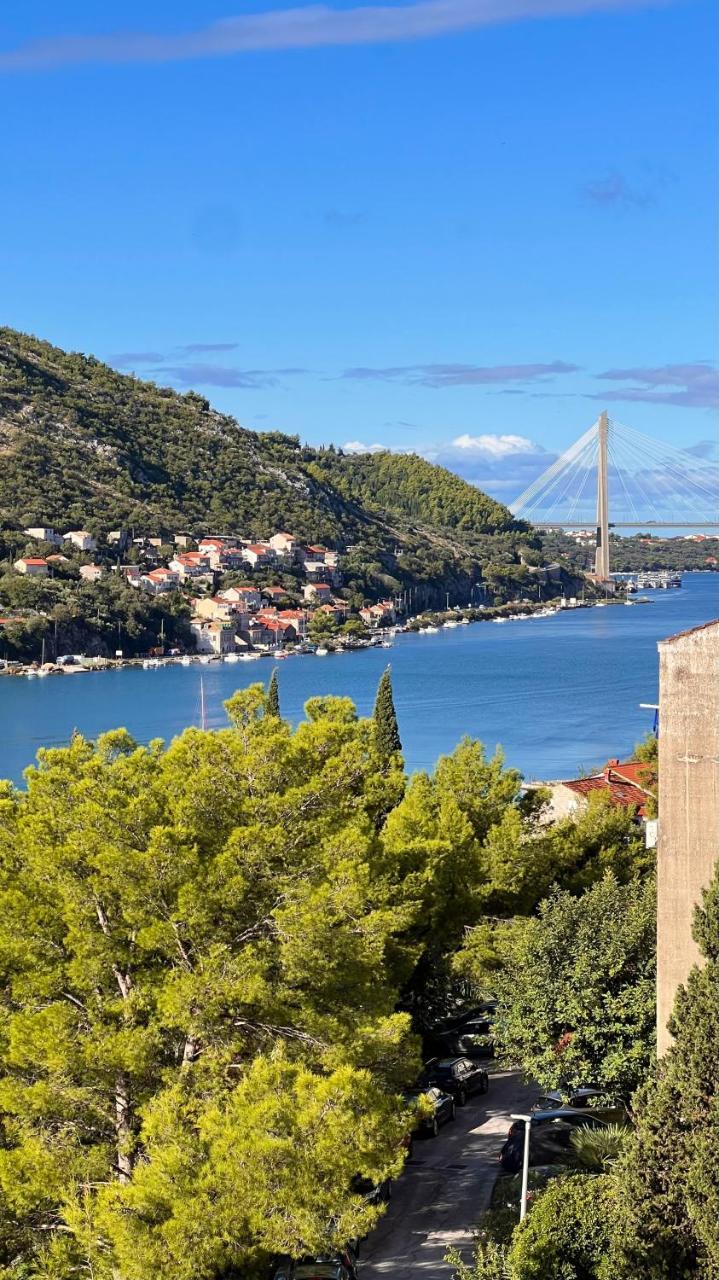 Bright & Sunny Two Bedroom Apartment