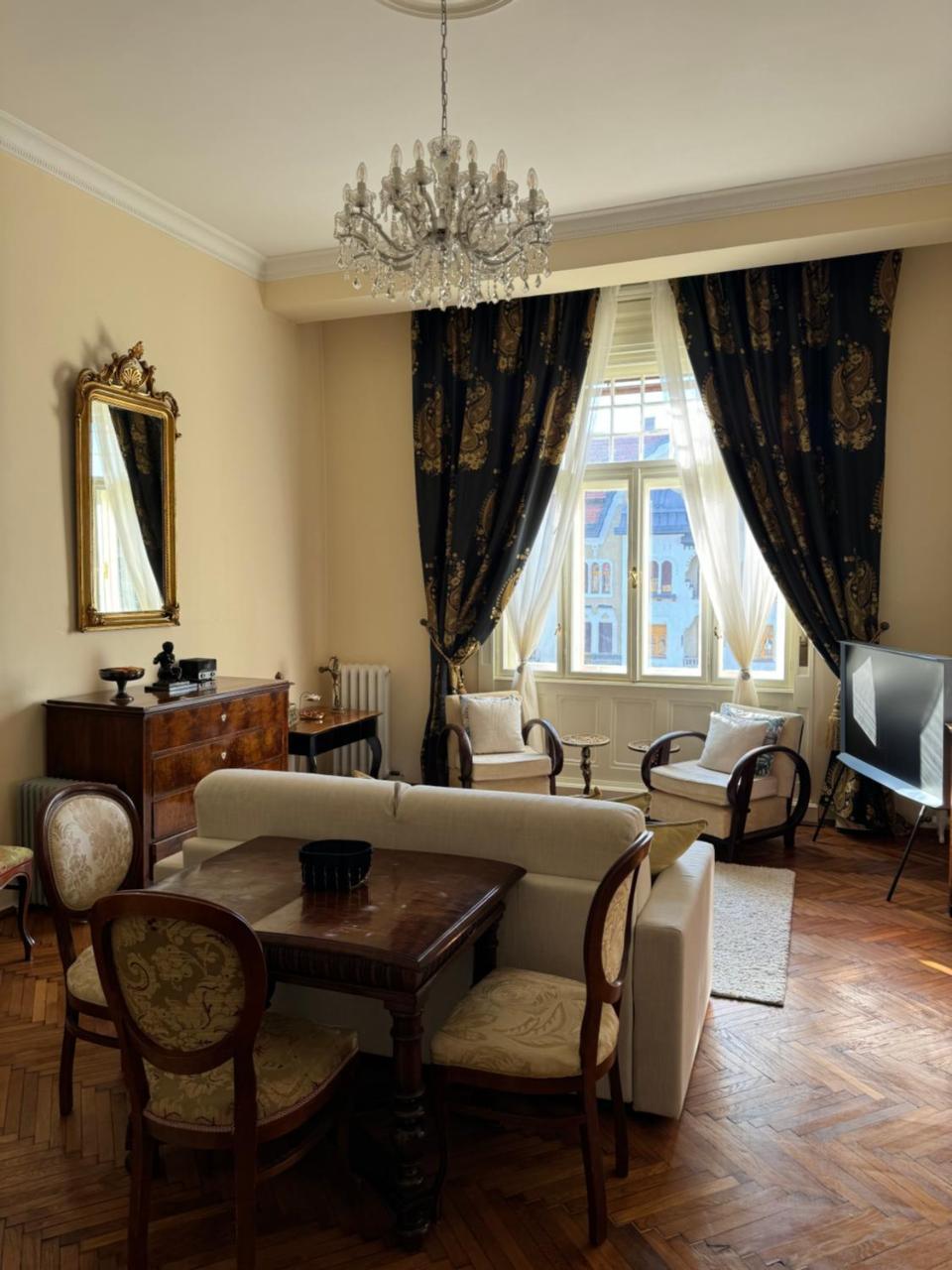 Warm & Peaceful Apartment Downtown