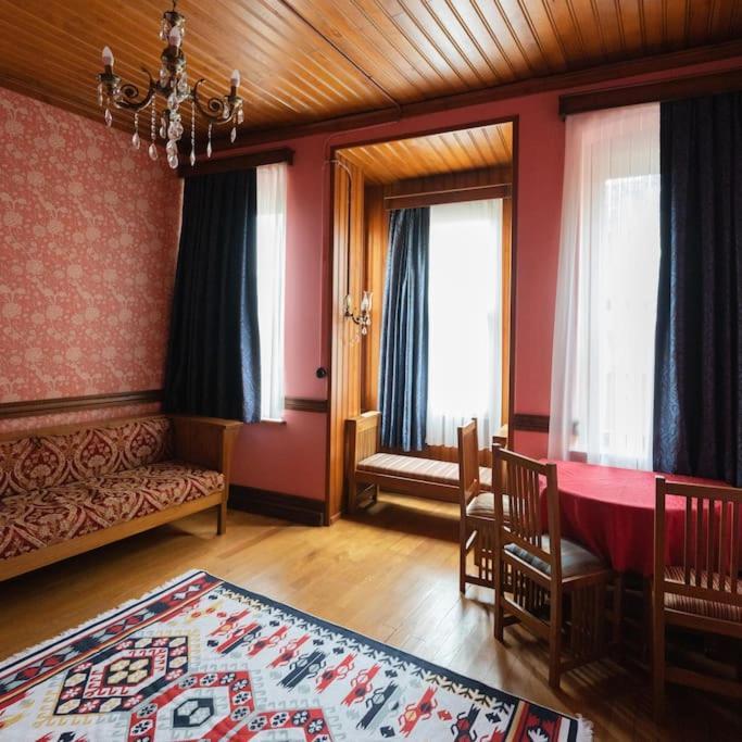 Beyoglu'nun Kalbinde Yuksek Tavanl Daire