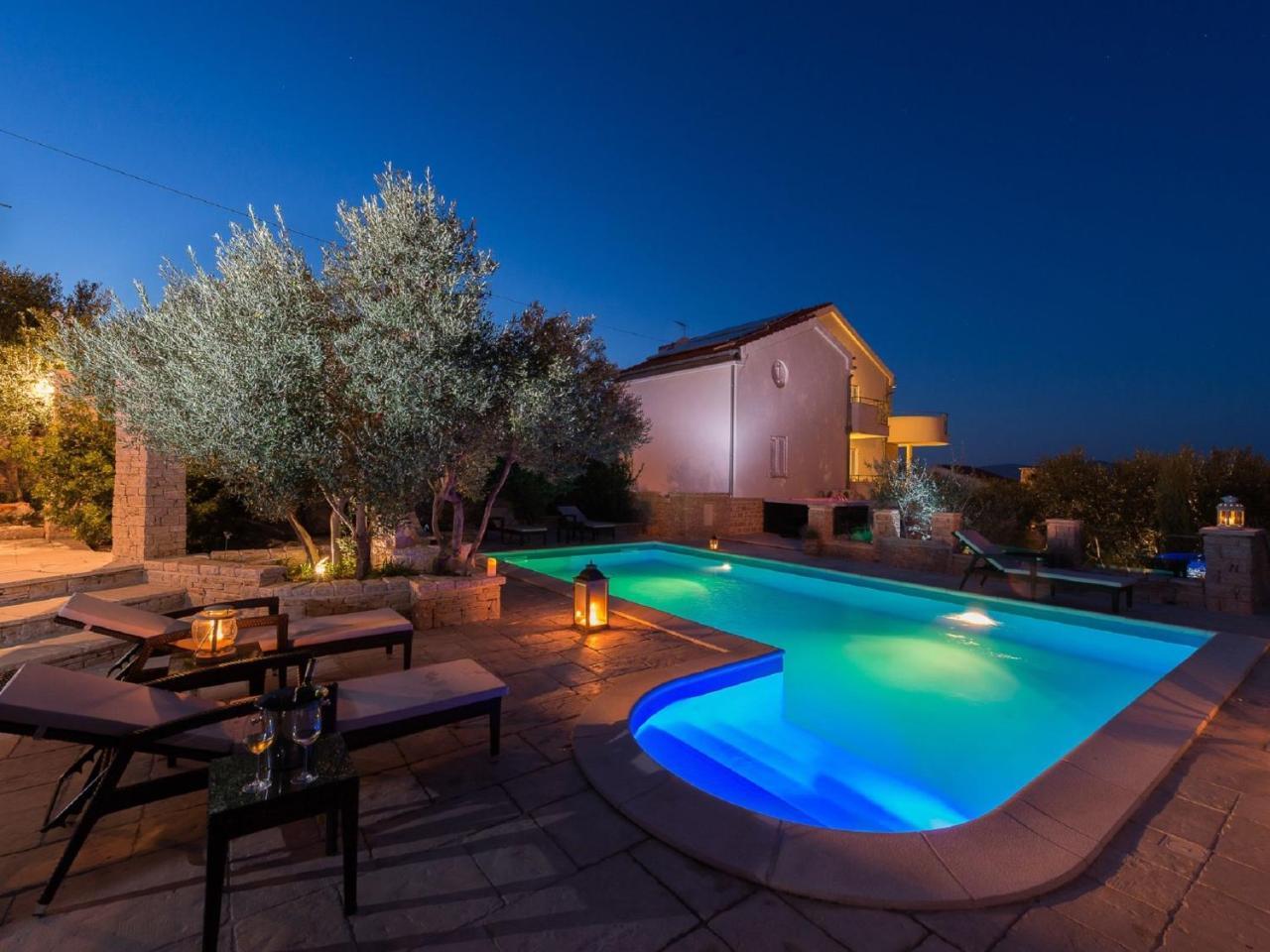 Splendid Apartment In Murter With Swimming Pool