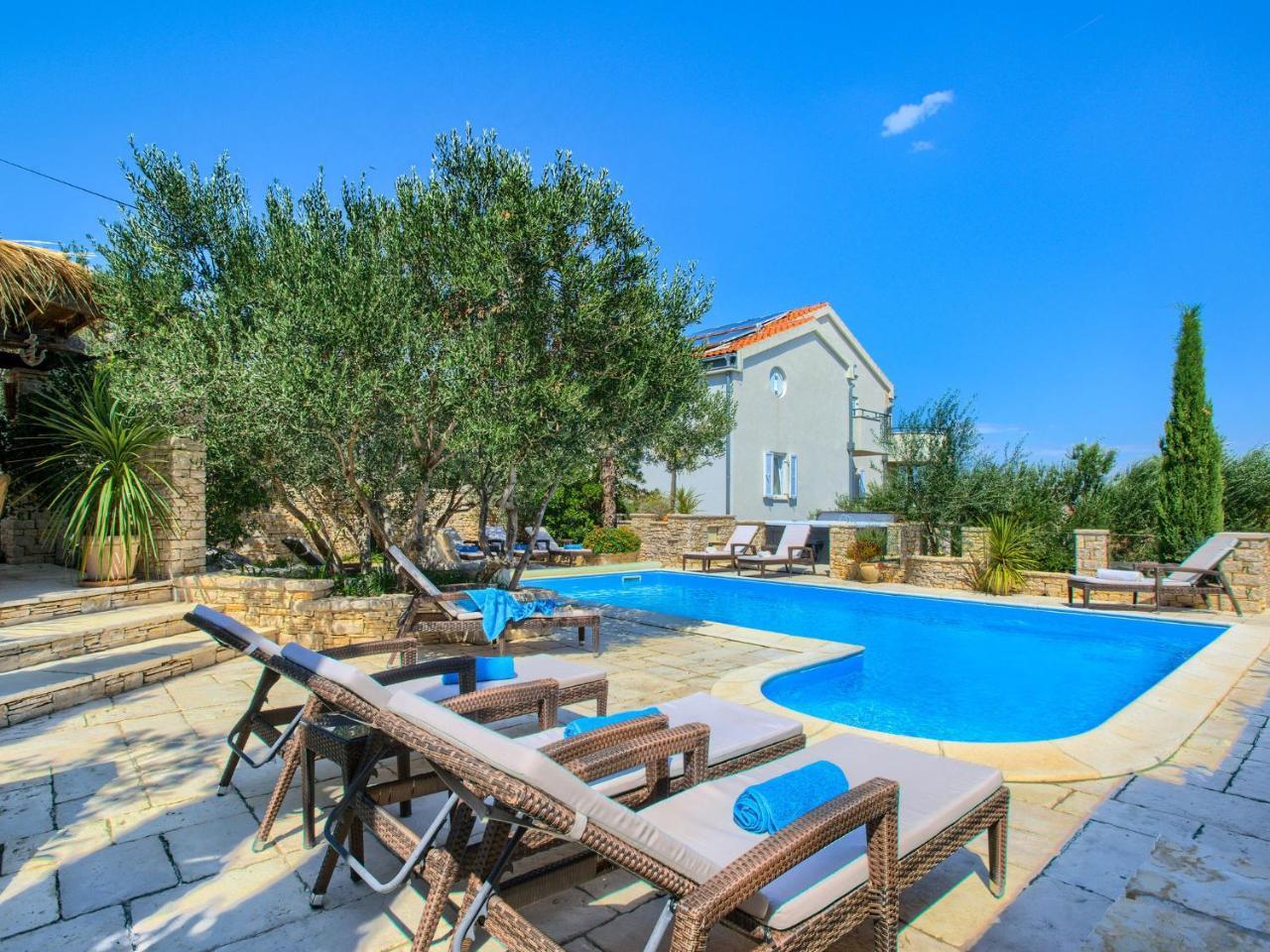 Adorable Apartment In Murter With Jacuzzi
