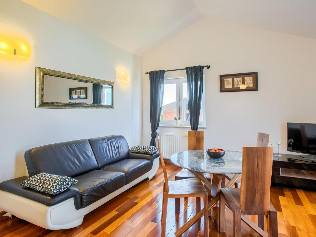 Gorgeous Apartment In Murter With Bubble Bath